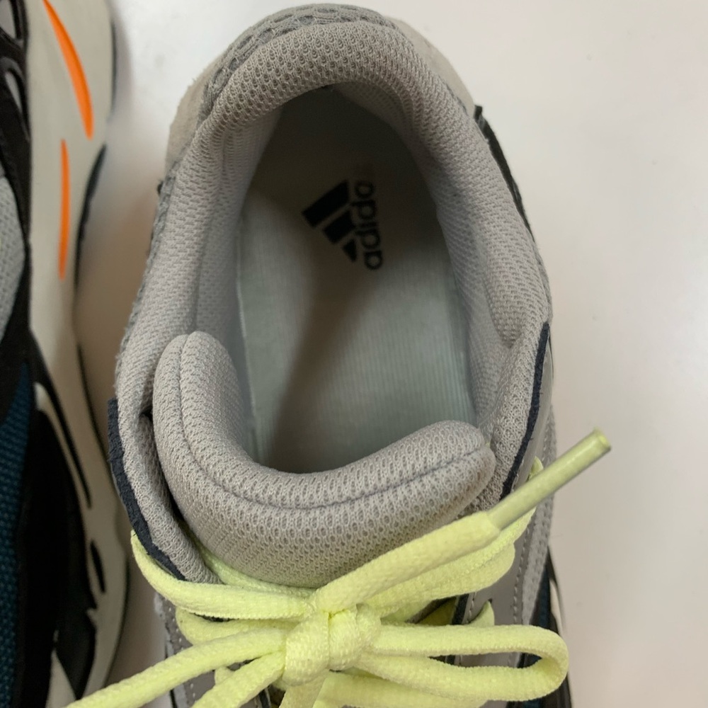 Yezzy 700 Wave Runners - Picture 5 of 9